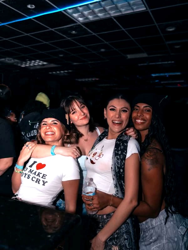 Crowd at an Outlet Presents show